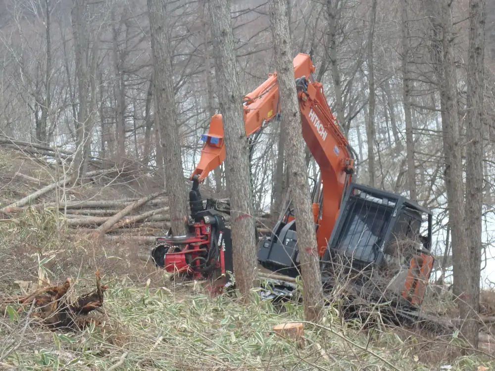 組合員からの委託を受けて、造林、保育、伐採など、組合員が所有する森林の施業又は経営を行っています。